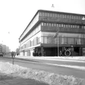 Flaggan vajar utanför Medborgarhuset, 1965