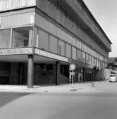 Wolksvagenbuss parkerad vid Medborgarhuset trots förbud, 1965