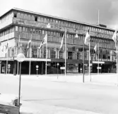 Flaggorna svajar på Södertorget vid Medborgarhuset, 1965