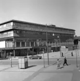 Sakta strosande vid Medborgarhuset, 1965