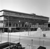 Samtal vid busshållplats vid Medborgarhuset, 1965