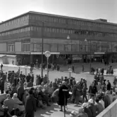 Folksamling på Södertorget vid Medborgarhuset, 1965