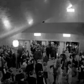 Publik vistas i Hjalmar Bergmanteaterns foajé, 1965