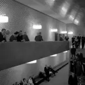 I en paus på Hjalmar Bergmanteatern vistas publiken både i foajén, i trappan och på balkongen, 1965