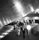 Publik på Hjalmar Bergmanteatern skyndar till nästa akt, 1965