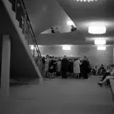 Hjalmar Bergmanteaterns foajé full md publik, 1965