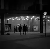 På väg in i Hjalmar Bergmanteatern, 1965