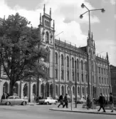 Bilar parkerade framför Rådhuset i Örebro, 1965