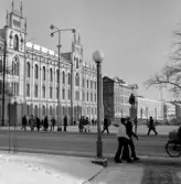 Väntan vid busshållplats vid Rådhuset i Örebro, 1965