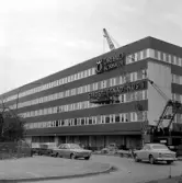 Lyftkran lyfter skylten till Stadsbyggnadshus 1, 1970-tal