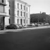 Bilar parkerade vid Örebro teater, 1960-tal
