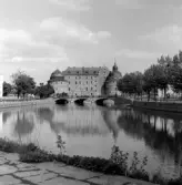 Örebro slott speglar sig i Svartån vid Storbron, 1970-tal