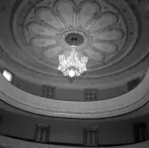 Ljuskrona med takrosett i Örebro Teater, 1970-tal