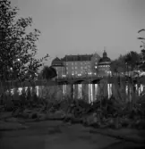 Örebro Slott och storbron sedda nattetid från norra Strandgatan, 1970-tal