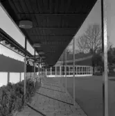Gångväg under tak vid Restaurang Regnbågen i Brunnsparken, 1970-tal