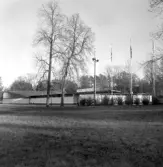 Flaggstänger utanför entén till Brunnsparken, 1970-tal