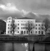 Örebro teater med fasad mot teaterplan, 1970-tal