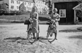 Två kvinnor stående bredvid sina cyklar framför Fagereds Sanatorium/Liahemmet
(t.h. Ingeborg Johansson)