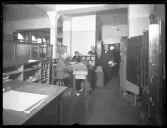 Postkontoret Stockholm 4. Interiör med personal.