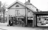Rea på väskor vid Engelbrektsgatan 12, 1972-1973
