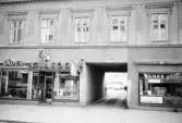 Affärer på Kungsgatan 3, 1972-1973