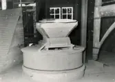 Kvarn för malning av färdigbränd rödfärg på Dylta bruk, ca 1971