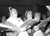 Husmodersföreningen, jubileumskongress på Folkets hus. Den 28 mars 1950. Kvinnokör sjunger.