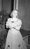 Husmodersföreningen, jubileumskongress på Folkets hus. Den 28 mars 1950. Kvinna i klänning.