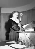 Husmodersföreningen, jubileumskongress på Folkets hus. Den 28 mars 1950. Kvinna i talarstol.