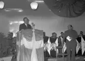 Hantverkstävling på Rotundan den 2 april 1950. En man i talarstolen.