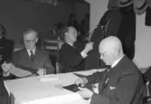 Hantverkstävling på Rotundan den 2 april 1950. tre män vid bordet.