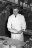Hantverkstävling på Rotundan den 2 april 1950. En konditor med sin tårta.