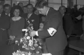 Hantverkstävling på Rotundan den 2 april 1950. Blomsterbindning.