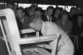 Hantverkstävling på Rotundan den 2 april 1950. Möbletapetsering.