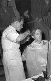 Hantverkstävling på Rotundan den 2 april 1950. Herrfrisörer.