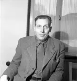 Arkitekt Per Olof Lefvert förevisar generalplanen. Stadsplaneutställningen den 13 mars 1950