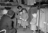 John A. Sundkvist öppnar ny butik för flickkläder. Den 6 april 1950