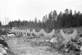 En vattentub byggdes omkring 1950 av Korsnäs AB för sötvattenförsörjning. Tuben leder än idag vatten från det gamla En vattentub för sötvattenförsörjning byggdes omkring 1950 av Korsnäs AB. Tuben leder än idag vatten från det gamla fiskeläget Kullen i Bodaån i Skutskär via sjön Trösken till Korsnäsfabriken, där det renas. Vattentuben har en invändig diameter på 1,4 meter och en kapacitet av cirka 200.000 liter i minuten. På bilden byggs de trästöd (vaggor) som tuben kommer att vila på.