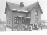 Exteriör. Huset låg vid Östermalm (44) och uppfördes av järnvägstjänstemän 1905-1906. På bilden familjen Eriksson. (Se VMA8828)