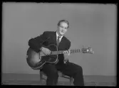 Mansporträtt, gitarr.
Stig Brickman, Hillsta. Hallstahmmar.
Ur Gustaf Åhmans samling.