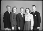 Grupporträtt, Stina Karlsson med syskon, Kolbäck.
Ur Gustaf Åhmans samling.