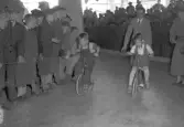 Cykeltävling för barn på Rotundan den 30 maj 1950