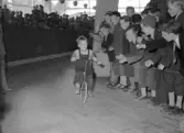Cykeltävling för barn på Rotundan den 30 maj 1950