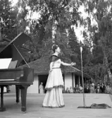 Operasångerska Dora Lindgren sjunger i Furuvik den 11 juni 1950