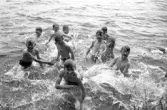 Storvik-Hammarby. Barn som bada. Den 8 juni 1950