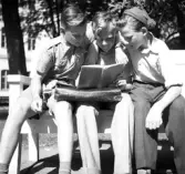 Ferieskolan börjar. Ungdomar utanför läroverket. Den 17 juli 1950