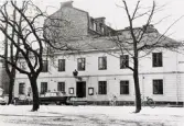 Polishuset, Kronobergsgatan, ca 1960.
Gamla gästgivaregården i korsningen Kronobergsgatan/Sandgärdsgatan (kv. Themis) inrymde Växjös polishus 1922-1963.