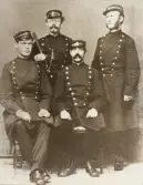 Växjöpolisen hos fotografen, ca 1872.
Poliskonstaplarna Lundgren, Dahlin, Lind och Anthonius.
Helfigur, ateljéfoto.
