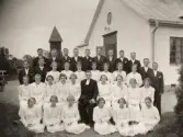 Konfirmationsgrupp utanför Mullhyttans kyrka, 1930-tal