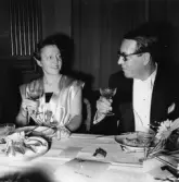 Direktör Olle Andersson skålar med sin bordsdam på sin 50-årsdag, 1948-11-27